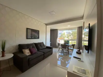 Uma televisão e/ou sistema de entretenimento em Apartamento a 100 metros do mar na Praia do Mariscal