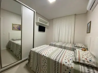 Uma cama ou camas num quarto em Apartamento a 100 metros do mar na Praia do Mariscal