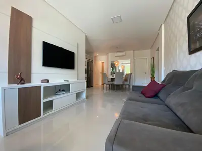 Uma televisão e/ou sistema de entretenimento em Apartamento a 100 metros do mar na Praia do Mariscal