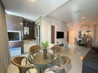 Uma televisão e/ou sistema de entretenimento em Apartamento a 100 metros do mar na Praia do Mariscal