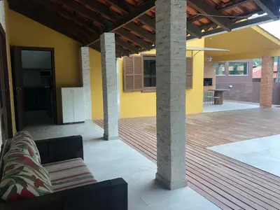 Uma área de estar em Linda casa com piscina em Bombinhas, espaço inteiro