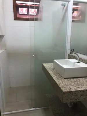 Uma casa de banho em Linda casa com piscina em Bombinhas, espaço inteiro