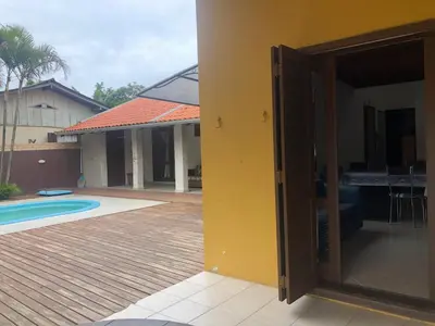 A piscina em ou perto de Linda casa com piscina em Bombinhas, espaço inteiro