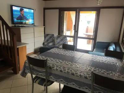 Uma televisão e/ou sistema de entretenimento em Linda casa com piscina em Bombinhas, espaço inteiro