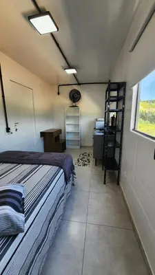 Uma cama ou camas num quarto em Ap Conteiner, 2 piso, com vista, 7min da praia de carro c ar condicionado