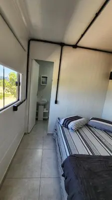 Uma cama ou camas num quarto em Ap Conteiner, 2 piso, com vista, 7min da praia de carro c ar condicionado