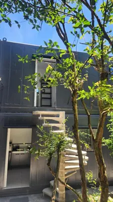 Um jardim no exterior de Ap Conteiner, 2 piso, com vista, 7min da praia de carro c ar condicionado