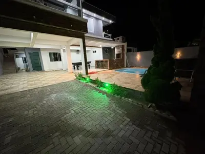 A piscina em ou perto de casa palmeira