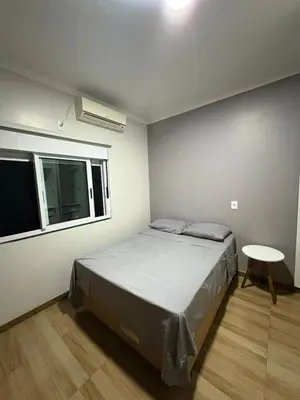 Uma cama ou camas num quarto em casa palmeira