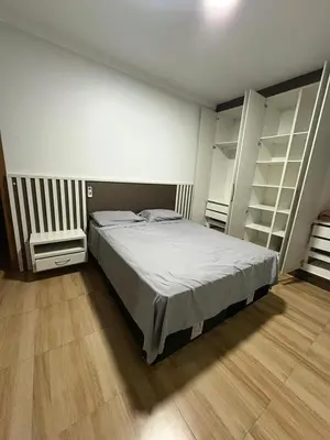 Uma cama ou camas num quarto em casa palmeira