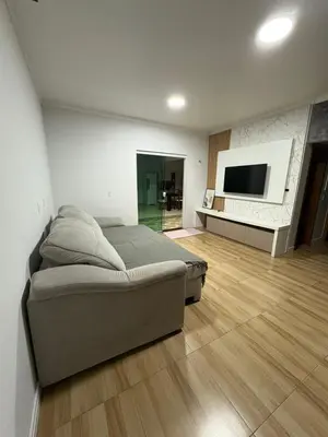 Uma televisão e/ou sistema de entretenimento em casa palmeira