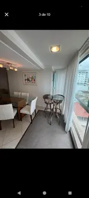 Uma área de estar em Suíte na rua da praia
