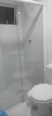 Uma casa de banho em Suíte na rua da praia