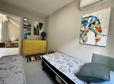 Uma televisão e/ou sistema de entretenimento em Belíssimo Apto Duplex na Praia de Palmas a Poucos Minutos do mar - Para 6 pessoas