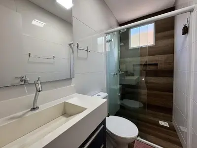 Uma casa de banho em Belíssimo Apto Duplex na Praia de Palmas a Poucos Minutos do mar - Para 6 pessoas