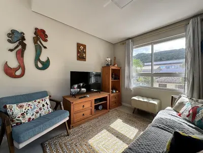 Uma televisão e/ou sistema de entretenimento em Belíssimo Apto Duplex na Praia de Palmas a Poucos Minutos do mar - Para 6 pessoas
