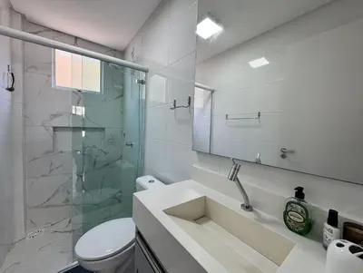 Uma casa de banho em Belíssimo Apto Duplex na Praia de Palmas a Poucos Minutos do mar - Para 6 pessoas