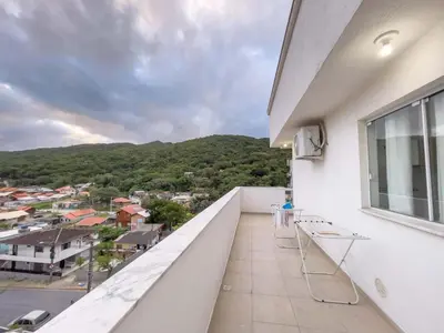 Uma vista geral da montanha ou uma vista da montanha a partir do apartamento