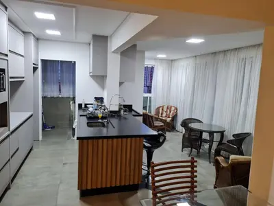 Uma área de estar em Apartamento Itapema Caravan