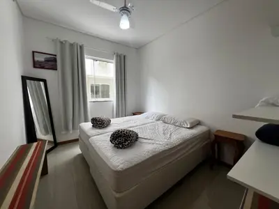 Uma cama ou camas num quarto em Apto completo entre 4 Ilhas e Bombinhas!