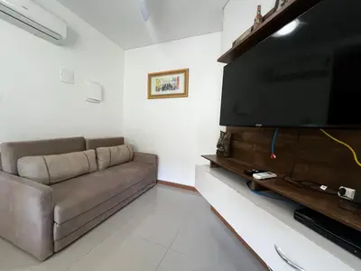 Uma televisão e/ou sistema de entretenimento em Apto completo entre 4 Ilhas e Bombinhas!