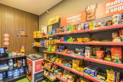 Um supermercado ou outras lojas no apartamento ou nas proximidades