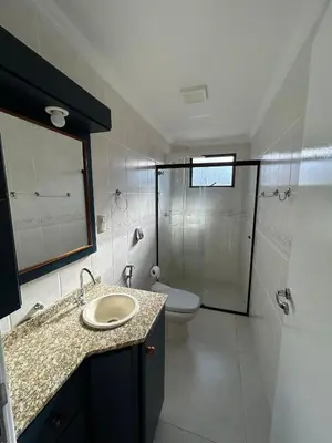 Uma casa de banho em Lindo Apartamento com vista mar em bombas