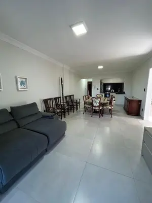Uma área de estar em Lindo Apartamento com vista mar em bombas