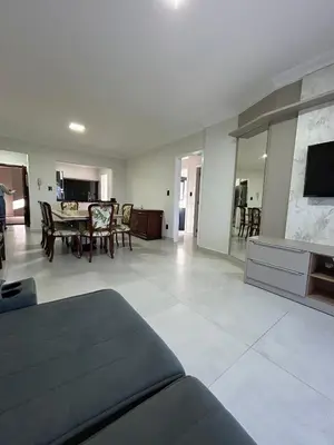 Uma televisão e/ou sistema de entretenimento em Lindo Apartamento com vista mar em bombas