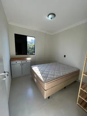 Uma cama ou camas num quarto em Lindo Apartamento com vista mar em bombas
