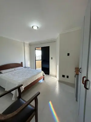 Uma cama ou camas num quarto em Lindo Apartamento com vista mar em bombas