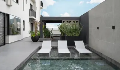 A piscina em ou perto de Itapema flat a 300m da praia e píer