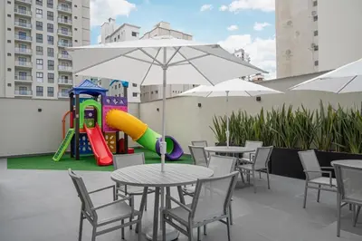 A área de jogos para crianças em Itapema flat a 300m da praia e píer