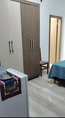 Uma cama ou camas num quarto em Quarto com frigobar e ar condicionado em Bombas