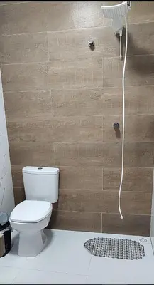Uma casa de banho em Quarto com frigobar e ar condicionado em Bombas