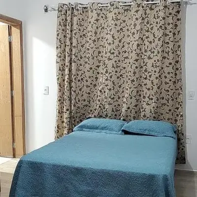 Quarto com frigobar e ar condicionado em Bombas