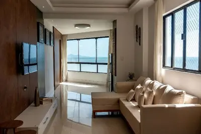 Uma televisão e/ou sistema de entretenimento em GHBC01 - Apt Beira Mar - 3 Suítes - 3 vgs de gargem