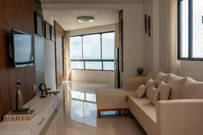 Uma televisão e/ou sistema de entretenimento em GHBC01 - Apt Beira Mar - 3 Suítes - 3 vgs de gargem