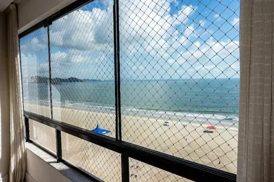 Uma vista do mar geral ou uma vista do mar a partir do apartamento