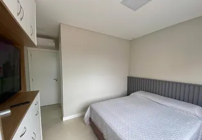 Uma cama ou camas num quarto em Apartamento Novo a 120 Metros da Praia do Mariscal