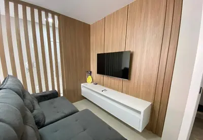 Uma televisão e/ou sistema de entretenimento em Apartamento Novo a 120 Metros da Praia do Mariscal