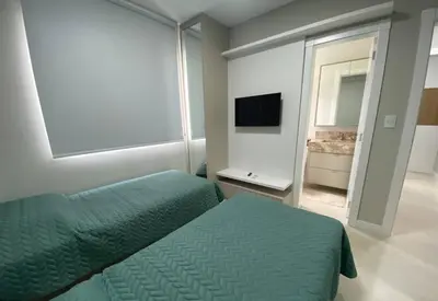 Uma televisão e/ou sistema de entretenimento em Apartamento Novo a 120 Metros da Praia do Mariscal