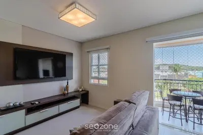 Uma televisão e/ou sistema de entretenimento em Apto c/ churrasq. e vista a 130m da Praia RSD0202