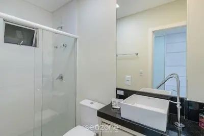 Uma casa de banho em Apto c/ churrasq. e vista a 130m da Praia RSD0202