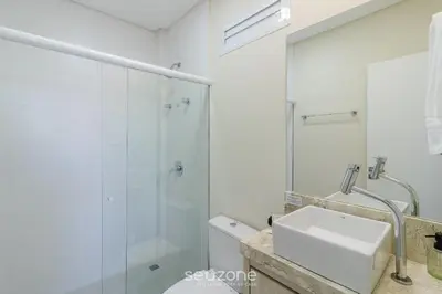 Uma casa de banho em Apto c/ churrasq. e vista a 130m da Praia RSD0202
