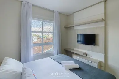 Uma cama ou camas num quarto em Apto c/ churrasq. e vista a 130m da Praia RSD0202