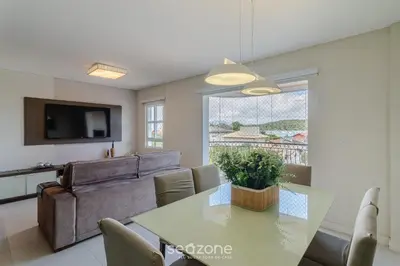 Uma televisão e/ou sistema de entretenimento em Apto c/ churrasq. e vista a 130m da Praia RSD0202