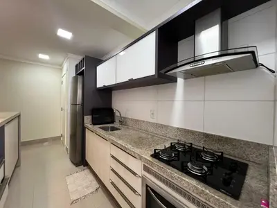 A cozinha ou kitchenette de Apartamento com piscina em quatro ilhas