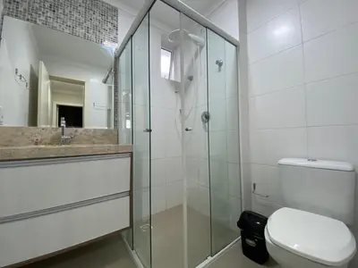 Uma casa de banho em Apartamento com piscina em quatro ilhas