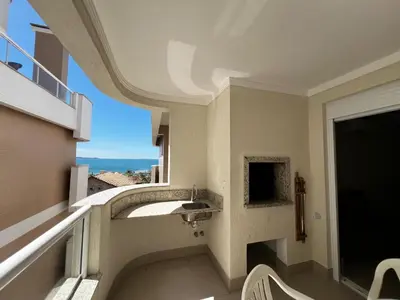 Uma televisão e/ou sistema de entretenimento em Apartamento com piscina em quatro ilhas